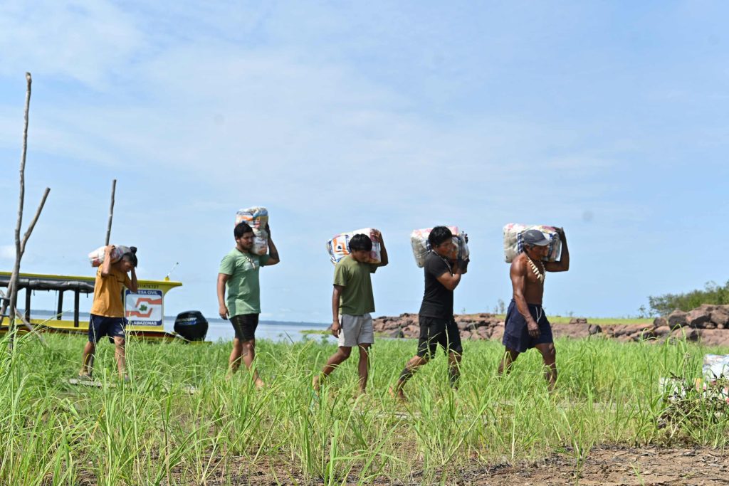 Defesa Civil do Amazonas realiza entrega 400 kg de alimentos para comunidade indígena Tatuyo