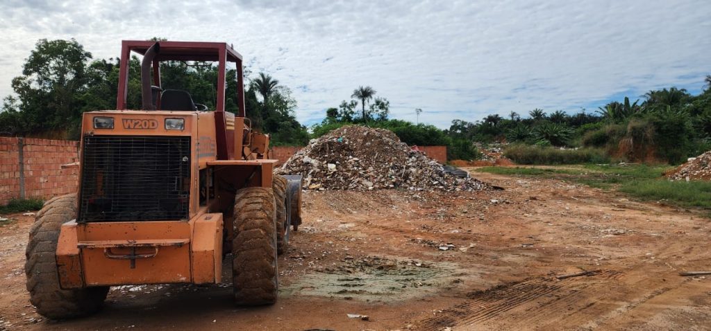 Ipaam autua responsável por pá-carregadeira flagrada em descarte irregular de resíduos em Iranduba