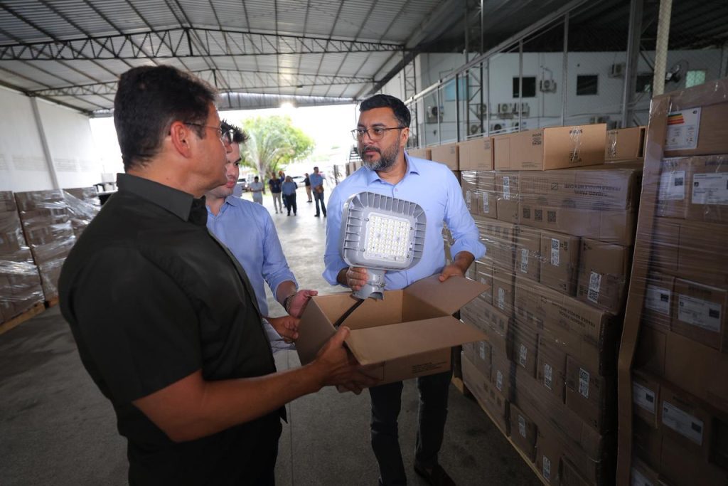 Wilson Lima vistoria envio de luminárias em LED para Borba e Uarini